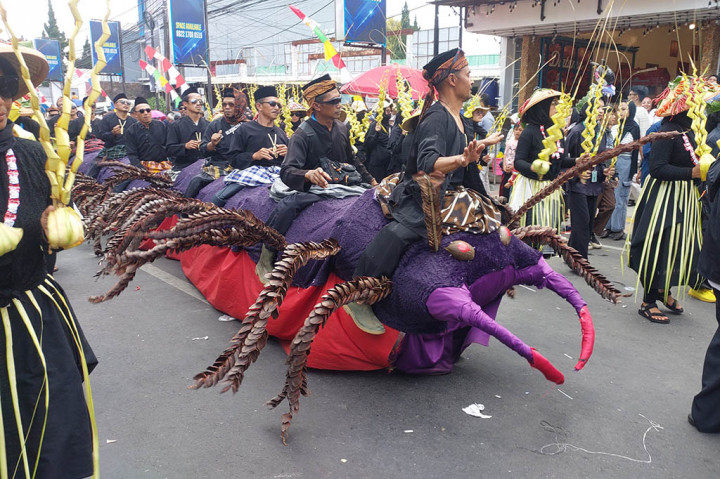 Kemeriahan karnaval lebih terasa saat kontingen dari setiap desa menampilkan kesenian dan budayanya masing-masing. Seperti Desa Cikidang yang membawa Badingkut, replika hewan kaki seribu yang menyedot perhatian para penonton.