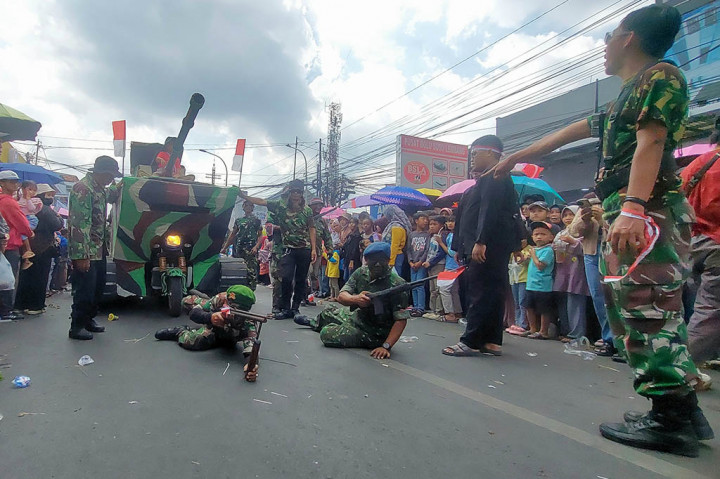 Antusias penonton pun tak kalah, mereka memadati sisi jalan sepanjang rute karnaval sembari bersorak saat peserta melintas. Karnaval yang melibatkan instansi pemerintahan, siswa sekolah dan masyarakat dari 16 desa itu menampilkan sejumlah atraksi budaya dan kendaraan hias.