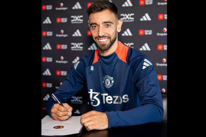 Kapten Manchester United (MU), Bruno Fernandes resmi menandatangani kontrak baru yang akan membuatnya bertahan di Old Trafford sampai 2027.