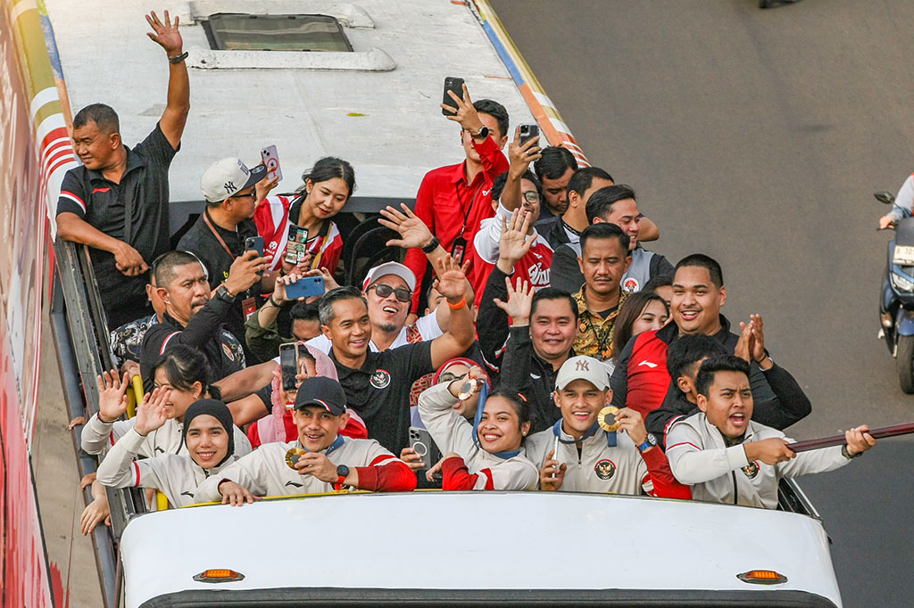 Terlihat atlet peraih medali emas cabor panjat tebing Veddriq Leonardo dan Rizki Juniansyah atlet angkat besi, dan Gregoria Mariska Tunjung atlet bulu tangkis peraih perunggu melintas di kawasan Bundaran HI, Jakarta.
