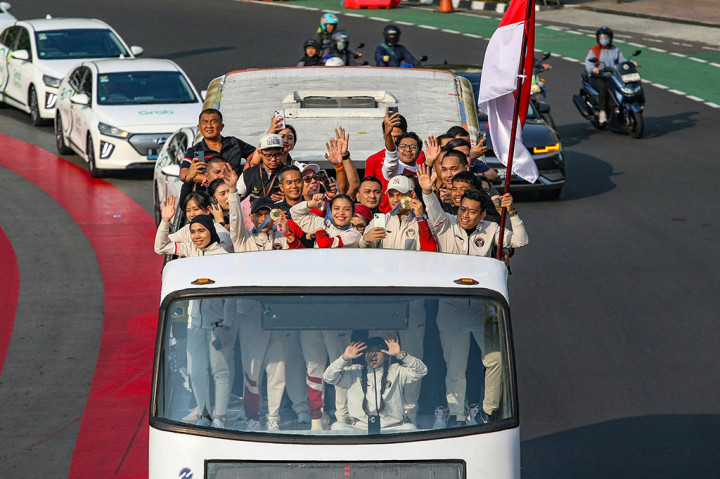 Selain mereka, ada beberapa atlet yang membela Indonesia pada Olimpiade Paris 2024 yang lalu. Tak ketinggalan terlihat Menpora Dito Ariotedjo.