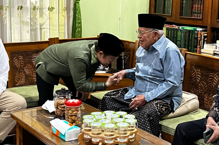 Keduanya langsung ke kediaman Syukron usai tiba. Muhaimin terlihat mencium tangan Syukron di awal pembicaraan.