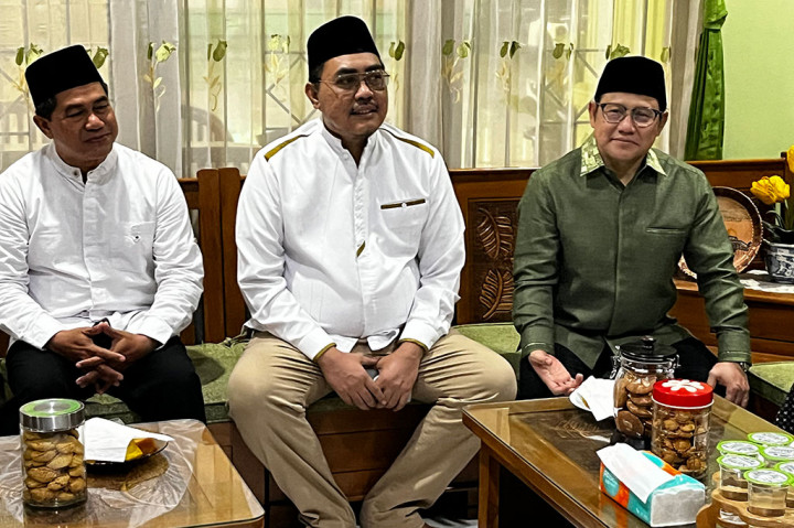 Obrolan mereka terlihat hangat di awal pembicaraan. Belum bisa dirinci pembicaraan keduanya. Cak Imin ditemani Waketum PKB Jazilul Fawaid saat silaturahmi ini.