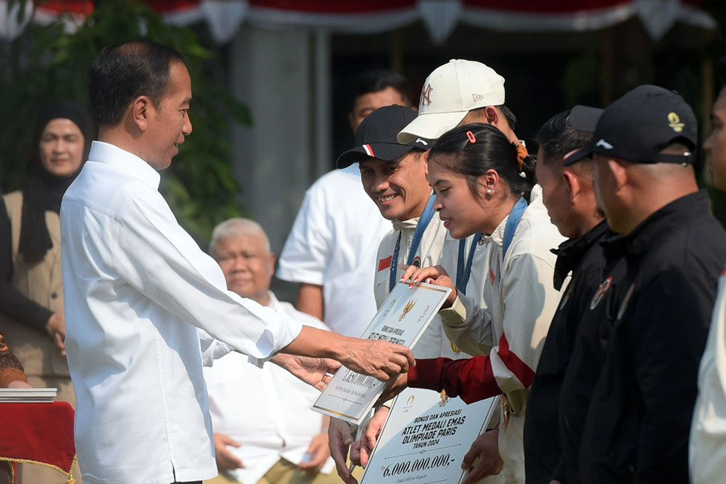 Selain para atlet, Presiden juga memberi bonus senilai total Rp2,75 miliar untuk para pelatih yang atletnya mendapat medali emas, dan untuk pelatih yang atletnya mendapatkan medali perunggu akan mendapatkan uang bonus Rp675 juta.