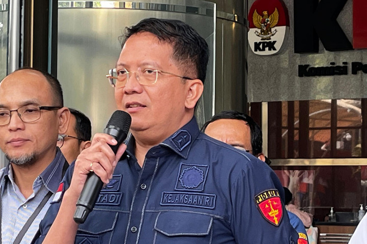 “Kejaksaan Agung pada hari ini telah menyerahkan penanganan perkara lukaan tindak bidana korupsi di lingkungan LPEI kepada KPK,” kata Direktur Penyidikan Jaksa Agung Muda Bidang Tindak Pidana Khusus Kejagung Kuntadi di Gedung Merah Putih KPK, Jakarta Selatan, Kamis, 15 Agustus 2024.