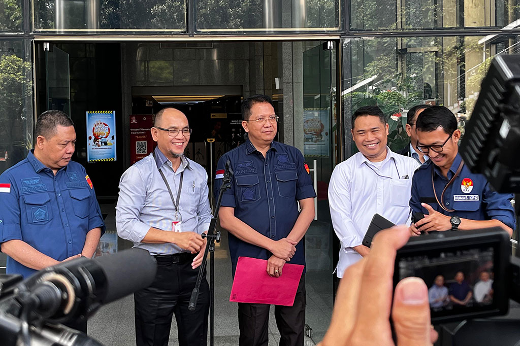 Sebelumnya, KPK telah menetapkan tersangka dalam kasus dugaan rasuah berupa fraud di Lembaga Pembiayaan Ekspor Indonesia (LPEI). Total, tujuh orang menyandang status hukum tersebut.