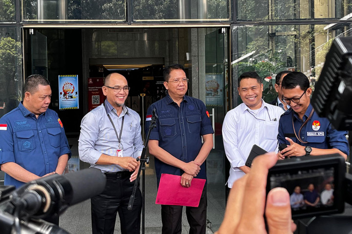 Sebelumnya, KPK telah menetapkan tersangka dalam kasus dugaan rasuah berupa fraud di Lembaga Pembiayaan Ekspor Indonesia (LPEI). Total, tujuh orang menyandang status hukum tersebut.