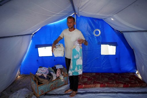 Mohammed Abu al-Qumsan baru saja mengambil akta kelahiran anak kembarnya yang berusia tiga hari ketika ia menerima berita bahwa apartemennya di Gaza telah dibom, yang menewaskan bayi-bayi tersebut dan istrinya.