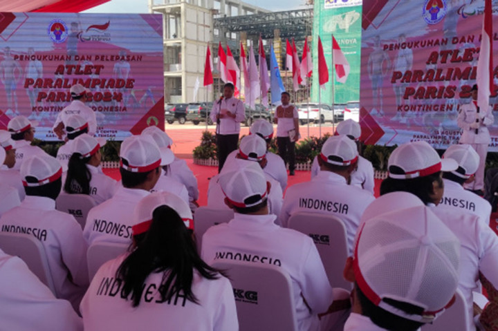 Menteri Pemuda dan Olahraga (Menpora) RI Dito Ariotedjo mengukuhkan sebanyak 35 atlet menuju Paralimpiade Paris 2024 di Wisma Atlet Paralimpic Training Delingan, Kabupaten Karanganyar, Jawa Tengah, Kamis, 15 Agustus 2024.