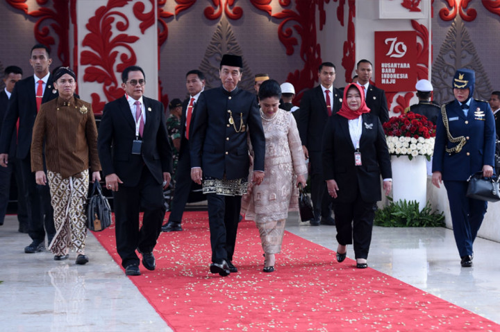Presiden Joko Widodo mengenakan busana adat khas Betawi saat menghadiri Sidang Tahunan MPR dan Sidang bersama DPR dan DPD Tahun 2024 Kompleks Parlemen Senayan, Jakarta, Jumat, 16 Agustus 2024.