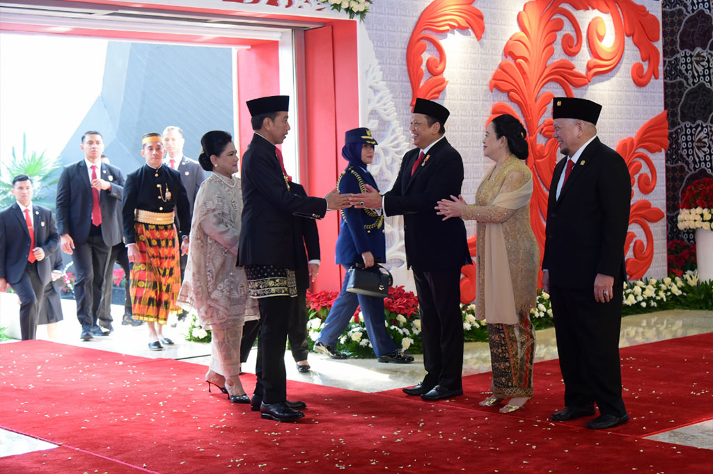 Saat tiba, Presiden Jokowi dan Iriana disambut oleh Ketua MPR RI Bambang Soesatyo, Ketua DPR RI Puan Maharani dan Ketua DPD RI Lanyalla Mahmud Mattalitti di Ruang Rapat Paripurna Gedung Nusantara, Kompleks Parlemen Senayan.