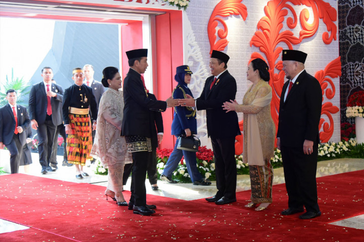 Saat tiba, Presiden Jokowi dan Iriana disambut oleh Ketua MPR RI Bambang Soesatyo, Ketua DPR RI Puan Maharani dan Ketua DPD RI Lanyalla Mahmud Mattalitti di Ruang Rapat Paripurna Gedung Nusantara, Kompleks Parlemen Senayan.
