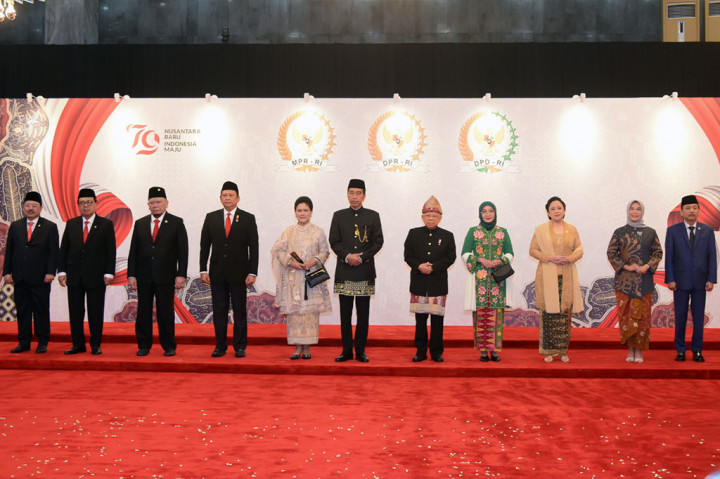 Presiden Jokowi kemudian berfoto bersama didampingi Wakil Presiden Ma'ruf Amin dan Istri Wury Ma'ruf Amin, dan Ketua MPR, Ketua DPR, Ketua DPD RI, serta istri.