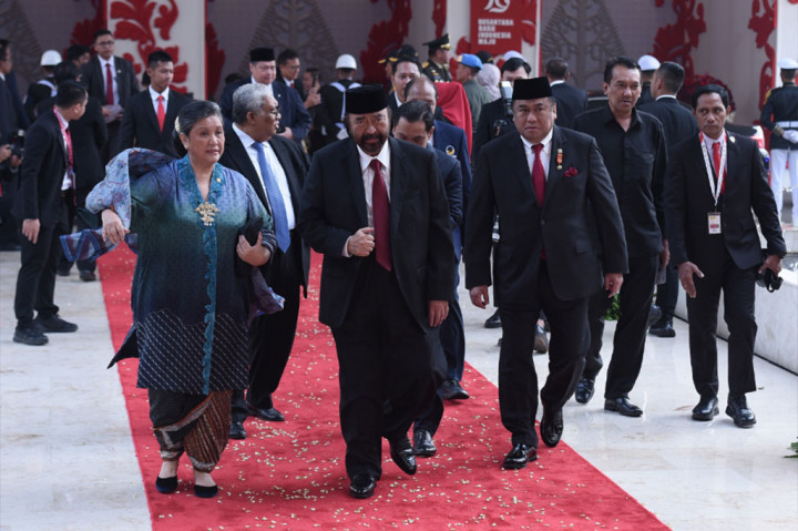 Surya Paloh sempat melambaikan tangan ke awak media. Dia juga tampak tersenyum dan melanjutkan langkahnya ke ruang sidang tahunan.