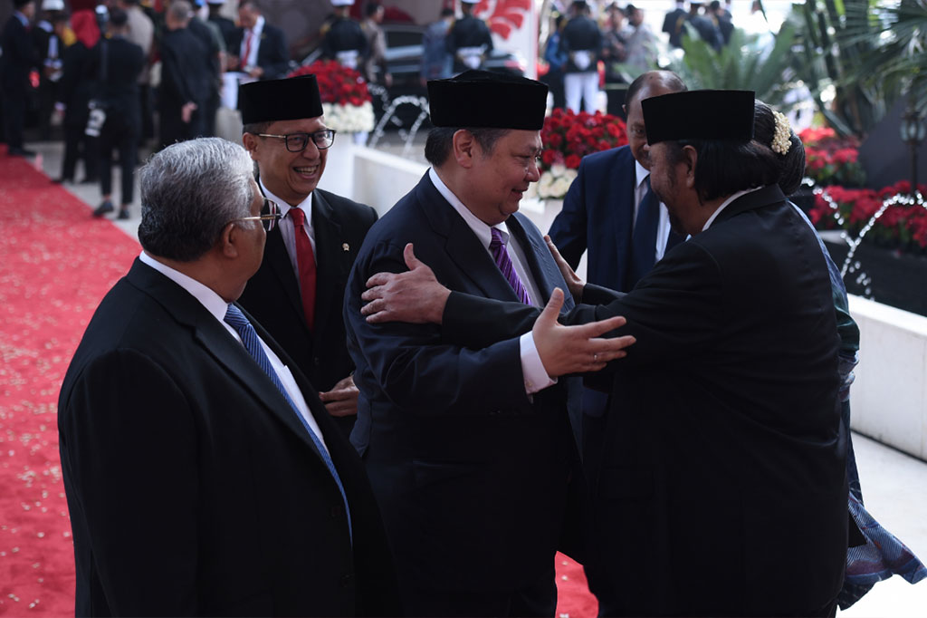 Sesaat setelah Surya Paloh hadir, Menko Perekonomian Airlangga Hartarto juga tiba. Keduanya kemudian saling bertegur sapa dan saling merangkul dan memegang pundak masing-masing.