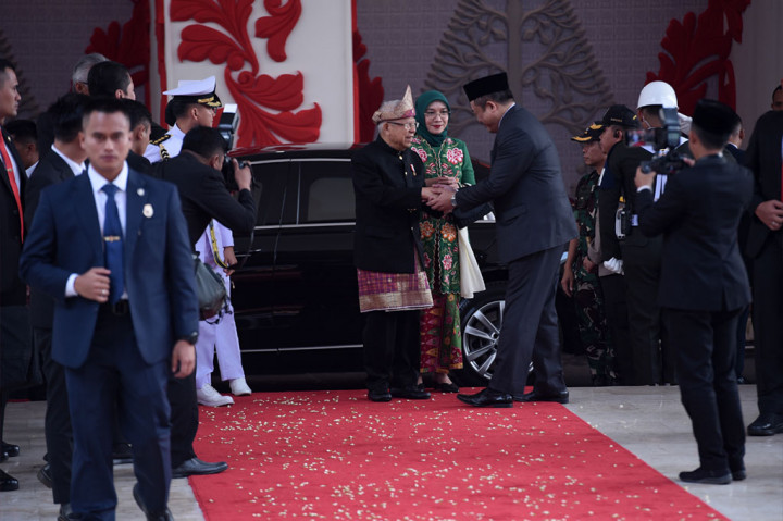 Wakil Presiden Ma'ruf Amin dan Wury Ma'ruf Amin tiba di Gedung Nusantara, Kompleks Parlemen Senayan, Jakarta, Jumat untuk menghadiri Sidang Tahunan MPR 2024. Wapres mengenakan pakaian adat dari daerah Palembang, Sumatera Selatan.