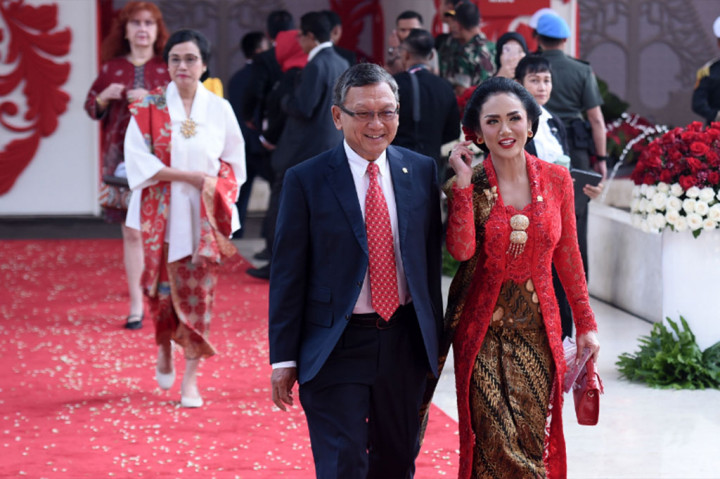 Tidak ketinggalan anggota DPR dari Fraksi PDI Perjuangan Krisdayanti tampil memPesona dalam menghadiri Sidang Tahunan MPR 2024. Penyanyi yang akrab disapa KD ini memakai Kebaya warna merah. Kebaya yang digunakan KD adalah Kutu Baru Modern khas Jawa Tengah. Kebaya ini memiliki ciri khas dari penggunaan kain bengkung atau angking bagian pinggang.