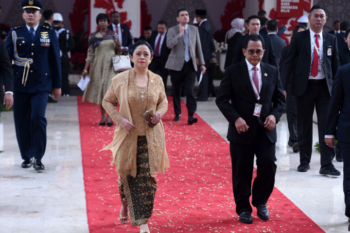 Sementara Ketua DPR Puan Maharani tiba di Gedung Nusantara dengan menggunakan kebaya berwarna emas. Kebaya itu bermodel kutubaru yang terinspirasi dari sebuah optimisme. 