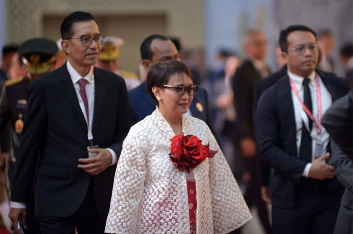 Tampak juga Menteri Luar Negeri Retno Marsudi yang mengenakan outer bernuansa kebaya bewarna putih dengan bros bunga mawar merah besar sebagai aksesori pada bagian dada. Pakaian ini dilengkapi dengan kain berwarna merah, seakan menggambarkan warna bendera Indonesia.