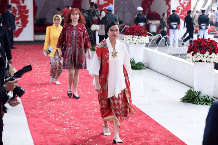 Menteri Keuangan Sri Mulyani Indrawati tiba di Gedung DPR/MPR pada pukul 08.50 WIB. Sri Mulyani tampak mengenakan kebaya bernuansa merah putih. Saat hadir, ia sempat menghampiri awak media untuk melambaikan tangan dan bergaya bak fashion show.