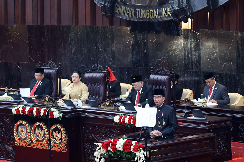 Dalam pidatonya itu, Presiden terlihat mengernyitkan dahi, seraya mengepalkan kedua tangannya. Presiden juga terlihat menganggukkan kepalanya sedikit, sebagai tanda permohonan maaf kepada para hadirin dan seluruh rakyat Indonesia yang menyaksikan.