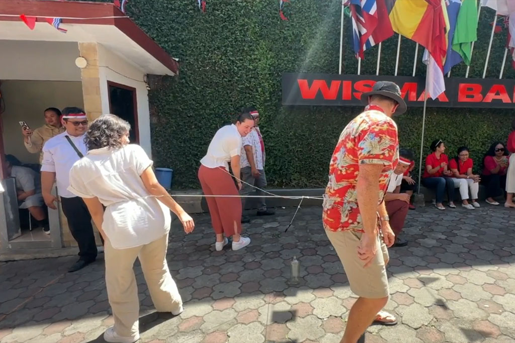 Tak berbeda dengan warga Indonesia, warga asing tersebut ikut berbagai lomba khas 17-an, seperti memasukkan pena dalam botol serta lomba balap kelereng. Selain mengenalkan permainan budaya, acara ini juga untuk memerkuat internasionalisasi bahasa dan budaya Indonesia.