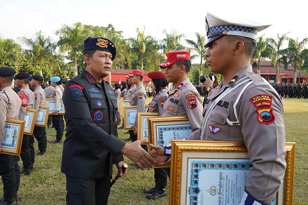 Dalam apel Power on Hand yang di laksanakan di Mako Brimob Srondol Kota Semarang, Kapolda Jateng Irjen Pol Ribut Hari Wibowo mengatakan seluruh personil Brimob harus memiliki kompetensi dan keahlian yang berkualitas
sehingga siap menghadapi berbagai potensi ancaman yang terjadi dalam proses Pilkada. Jumat, 16 Agustus 204.