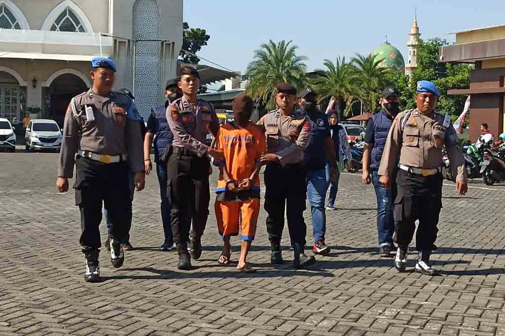 Kapolda Jatim Irjen Pol Imam Sugianto, didampingi Kapolresta Sidoarjo Kombes Pol Christian Tobing, merilis hasil ungkap kasus penyalahgunaan narkotika jenis sabu seberat 30 kg di tepi Jalan Depan Pujasera, Perumahan Pondok Mutiara, Jalan Mutiara Timur I DesaJati, Kecamatan Sidoarjo, Kabupaten Sidoarjo, Senin, 22 Agustus 2024 sekira pukul 12.10 WIB.