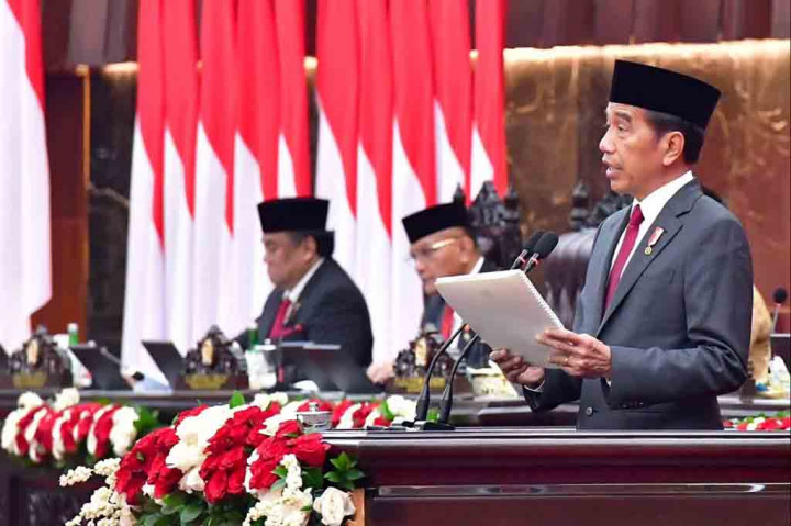 Mengawali pidatonya, Presiden Jokowi menekankan bahwa Indonesia berhasil menghadapi berbagai tantangan berat, mulai dari pandemi Covid-19, gejolak geopolitik global, hingga perubahan iklim. Meski diterpa berbagai ketidakpastian, kondisi politik dan ekonomi Indonesia tetap stabil dan mampu tumbuh secara berkelanjutan.