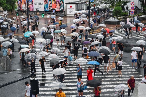 Sebuah topan kuat melanda Jepang pada Jumat, 16 Agustus 2024, mengakibatkan gangguan secara signifikan pada perjalanan musim panas warga. Topan Ampil menghantam ibu kota Tokyo dengan membawa angin kencang dan hujan lebat.