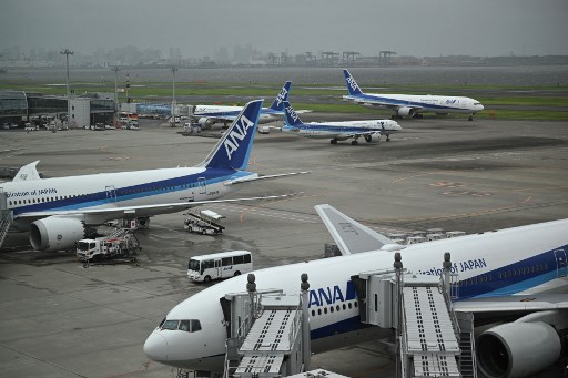 Japan Airlines dan All Nippon Airways membatalkan sekitar 650 penerbangan ke dan dari bandara Haneda dan Narita di Tokyo, yang berdampak pada sekitar 120.000 penumpang.