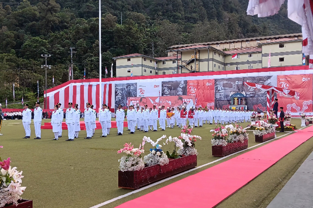 Bertindak sebagai Inspektur upacara pengibaran Bendera Merah Putih di ketinggian 2.000 Mdpl tersebut, Direktur PTFI, Tony Wenas. Upacara dimulai pada pukul 08.45 WIT dilakukan secara bersamaan dengan upacara Smelter Gresik 06.45 WIB. 