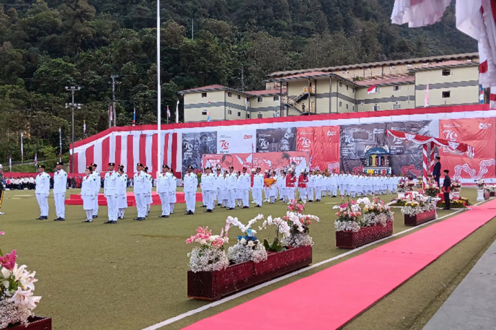 Bertindak sebagai Inspektur upacara pengibaran Bendera Merah Putih di ketinggian 2.000 Mdpl tersebut, Direktur PTFI, Tony Wenas. Upacara dimulai pada pukul 08.45 WIT dilakukan secara bersamaan dengan upacara Smelter Gresik 06.45 WIB. 