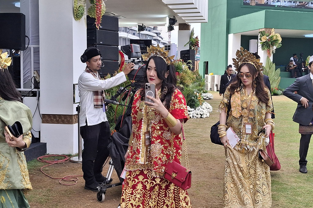 Sejumlah tamu undangan tampak mulai berdatangan untuk menghadiri perayaan HUT Ke-79 Republik Indonesia di Ibu Kota Negara (IKN) Nusantara, Kalimantan Timur. Mereka mengenakan beragam baju daerah.
