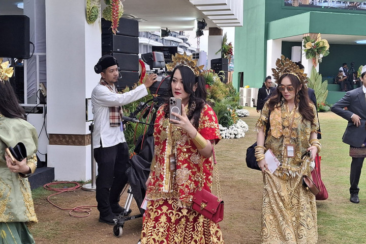 Sejumlah tamu undangan tampak mulai berdatangan untuk menghadiri perayaan HUT Ke-79 Republik Indonesia di Ibu Kota Negara (IKN) Nusantara, Kalimantan Timur. Mereka mengenakan beragam baju daerah.