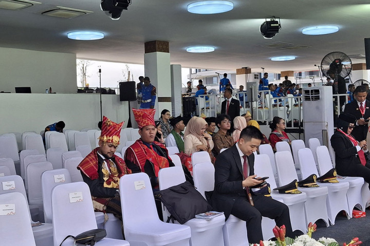 Pantauan Medcom.id tamu mulai berdatangan sejak pukul 07.00 WITA. Setiap tamu yang hendak masuk ke area Istana Negara IKN melalui pengamanan ketat dari Pasukan Pengamanan Presiden (Paspampres). Setiap tamu akan diberikan id khusus. Mereka juga akan melewati metal detector dan pemeriksaan tubuh.