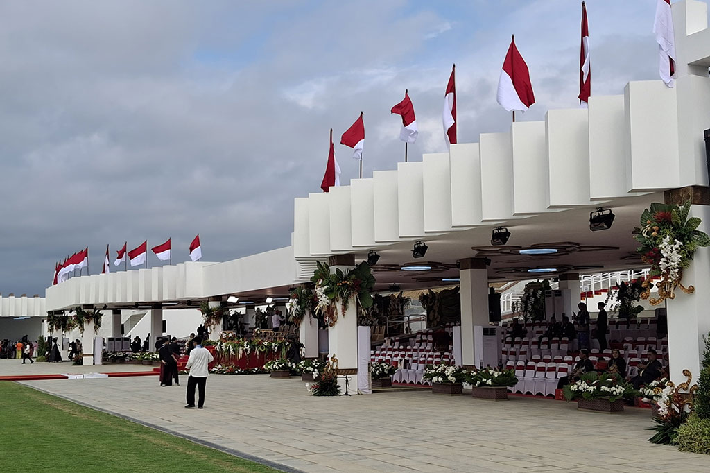 Sementara itu, panitia penyelenggara menyediakan buggy car untuk tamu VIP. Hingga pukul 07.40 sejumlah pantia penyelenggara terus mempersiapkan acara.