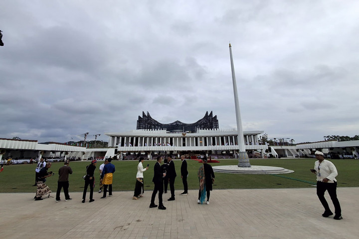 Diketahui, rangkaian acara 17 Agustus 2024 di IKN sudah dimulai pukul 00.00 WITA dengan Upacara Apel Kehormatan dan Renungan Suci di Taman Kusuma Bangsa IKN. Agenda berlanjut pada pukul 09.15 WITA untuk Pertunjukan Kesenian di Lapangan Upacara Istana Negara IKN.