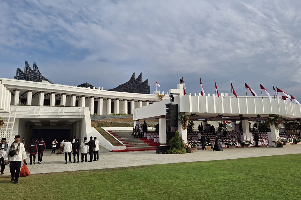 Kemudian, akan ada Kirab Duplikat Bendera Pusaka dan Salinan Teks Proklamasi di Istana Negara IKN Pukul 10.15 WITA sebelum pada pukul 11.00 WITA Upacara Peringatan Detik-Detik Proklamasi Kemerdekaan Republik Indonesia di Lapangan Upacara Istana Negara IKN dimulai. 