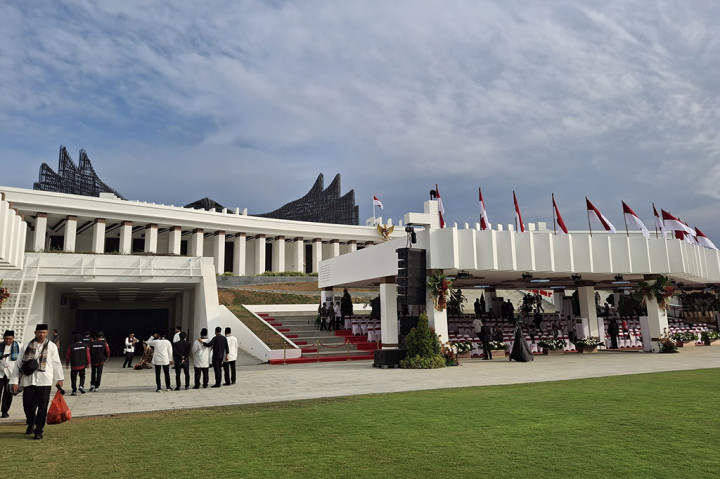 Kemudian, akan ada Kirab Duplikat Bendera Pusaka dan Salinan Teks Proklamasi di Istana Negara IKN Pukul 10.15 WITA sebelum pada pukul 11.00 WITA Upacara Peringatan Detik-Detik Proklamasi Kemerdekaan Republik Indonesia di Lapangan Upacara Istana Negara IKN dimulai. 