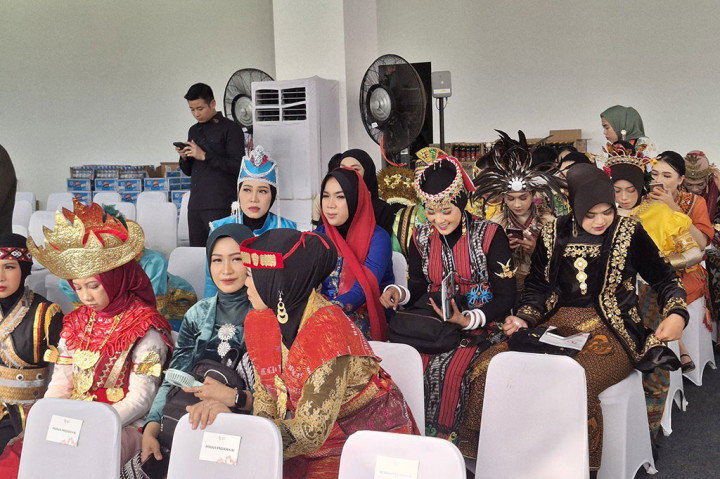 Setelah itu, tamu undangan akan diarahkan menempati tempat duduk berdasarkan nomor yang tertera di id card. Sejumlah tamu juga tampak bersawafoto dengan latar belakang Istana Negara dan Istana Garuda.