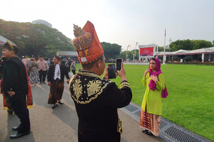 Sejumlah warga datang untuk mengikuti upacara Peringatan Detik-detik Proklamasi Kemerdekaan Indonesia di Istana Merdeka, Jakarta. Beberapa warga tampak antusias berswafoto di halaman Istana Merdeka, Sabtu, 17 Agustus 2024.