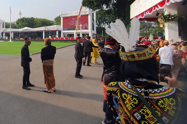 Pantauan Medcom.id, mereka berswafoto untuk mengabadikan momen. Beberapa juga berfoto dengan keluargaUpacara Peringatan Detik-detik Proklamasi Kemerdekaan Indonesia juga diselenggarakan di Istana Negara Ibu Kota Negara (IKN) Nusantara dan dihadiri Presiden Joko Widodo (Jokowi). Sedangkan, acara di Istana Merdeka Jakarta dihadiri Wakil Presiden (Wapres) Ma'ruf Amin..