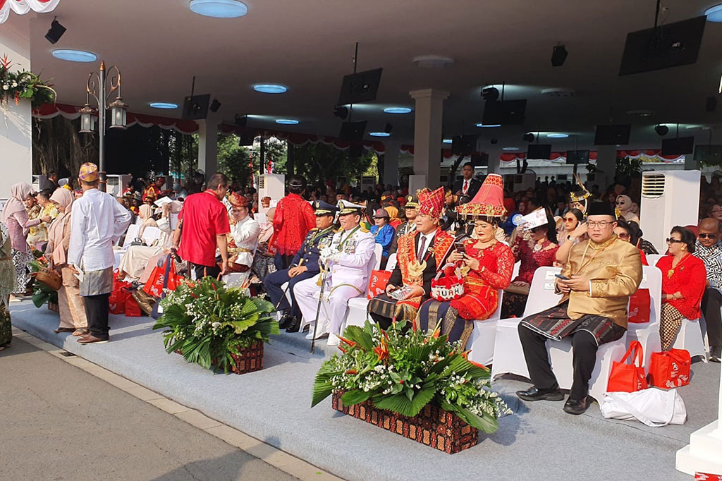 Salah satunya warga Jakarta Selatan (Jaksel) Lukman Hakim Siregar yang berswafoto dan mengaku rutin hadir dalam upacara di Istana Merdeka. Lukman datang bersama istri dan dua anak perempuannya.