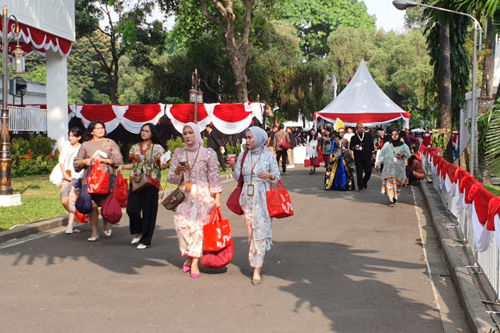 Lukman mengatakan tahun lalu ia mengenakan pakaian adat Lampung. Pada momen HUT ke-79 RI kali ini memakai adat Dayak. 