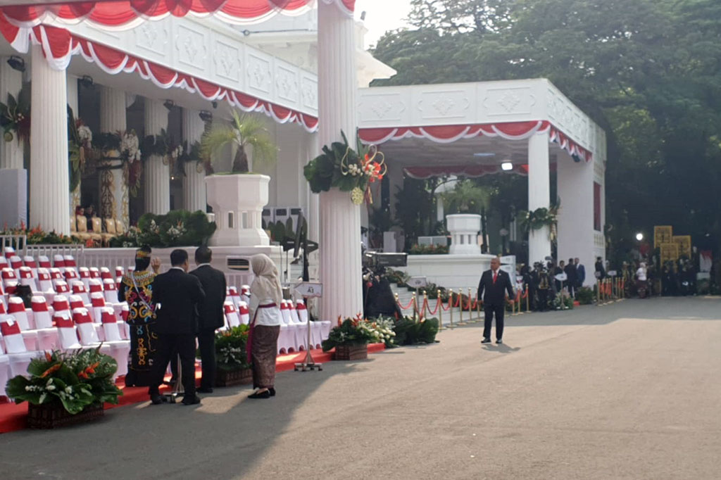 Upacara Peringatan Detik-detik Proklamasi Kemerdekaan Indonesia juga diselenggarakan di Istana Negara Ibu Kota Negara (IKN) Nusantara dan dihadiri Presiden Joko Widodo (Jokowi). Sedangkan, acara di Istana Merdeka Jakarta dihadiri Wakil Presiden (Wapres) Ma'ruf Amin.