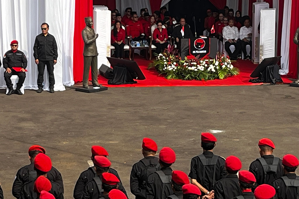 Megawati ditemani sejumlah pejabat struktural PDIP dalam upacara ini. Salah satunya yakni Sekjen PDIP Hasto Kristiyanto. Megawati nantinya akan memberikan pidato dalam upacara. Saat ini, prosesinya masih berlangsung.