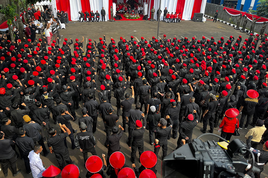 Ribuan orang terlihat ikut dalam upacara ini. Sebagian berbaris di halaman masjid, sisanya melaksanakan upacara Jalan Raya Lenteng Agung, Jakarta Selatan.