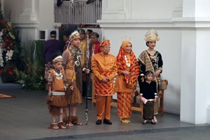 Wakil Presiden (Wapres) Ma'ruf Amin dan Wapres terpilih periode 2024-2029 Gibran Rakabuming Raka hadir untuk mengikuti Upacara Peringatan Detik-detik Proklamasi Kemerdekaan Indonesia di Istana Merdeka, Jakarta, Sabtu, 17 Agustus 2024. Keduanya hadir bersama keluarga dengan gaya busana yang berbeda.