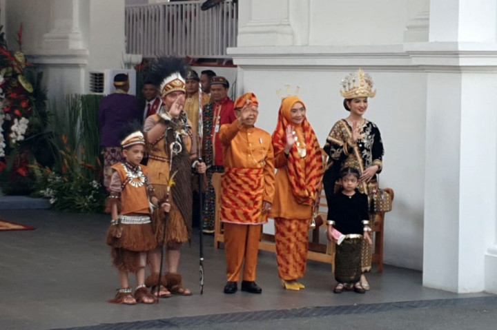 Ma'ruf dan istrinya, Wury Ma'ruf Amin, memakai pakaian adat Pontianak. Keduanya kompak pakai busana berwarna oranye. Sementara Gibran serta anak pertamanya, Jan Ethes, menggunakan pakaian adat Papua. Sedangkan istri Gibran, Selvi Ananda dan anak kedua, La Lembah Manah, memakai pakaian adat Lampung.